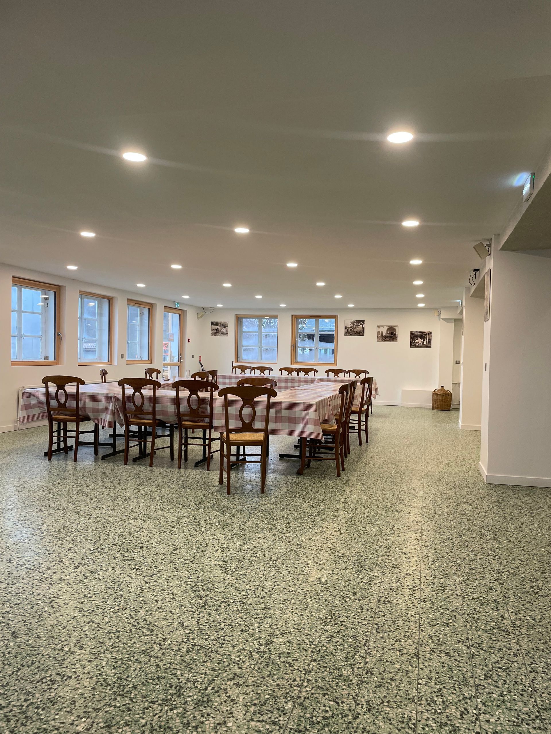 Spots avec des LED au plafond dans une salle de restaurant