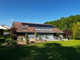 Panneaux photovoltaïques sur le toit en tuiles d'une maison dans les Vosges