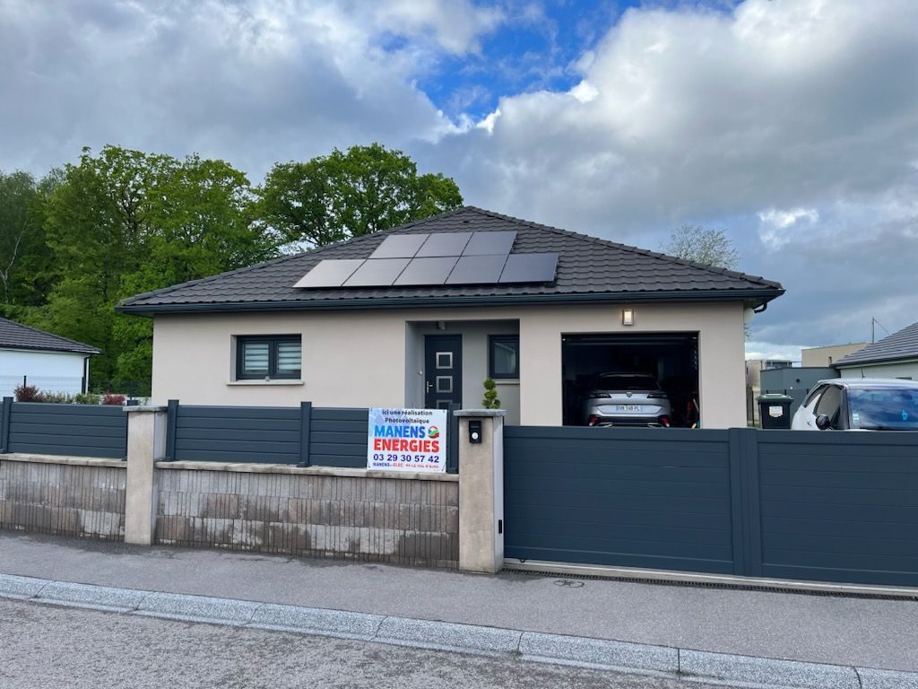 Pavillon de plain-pied avec des panneaux photovoltaïques