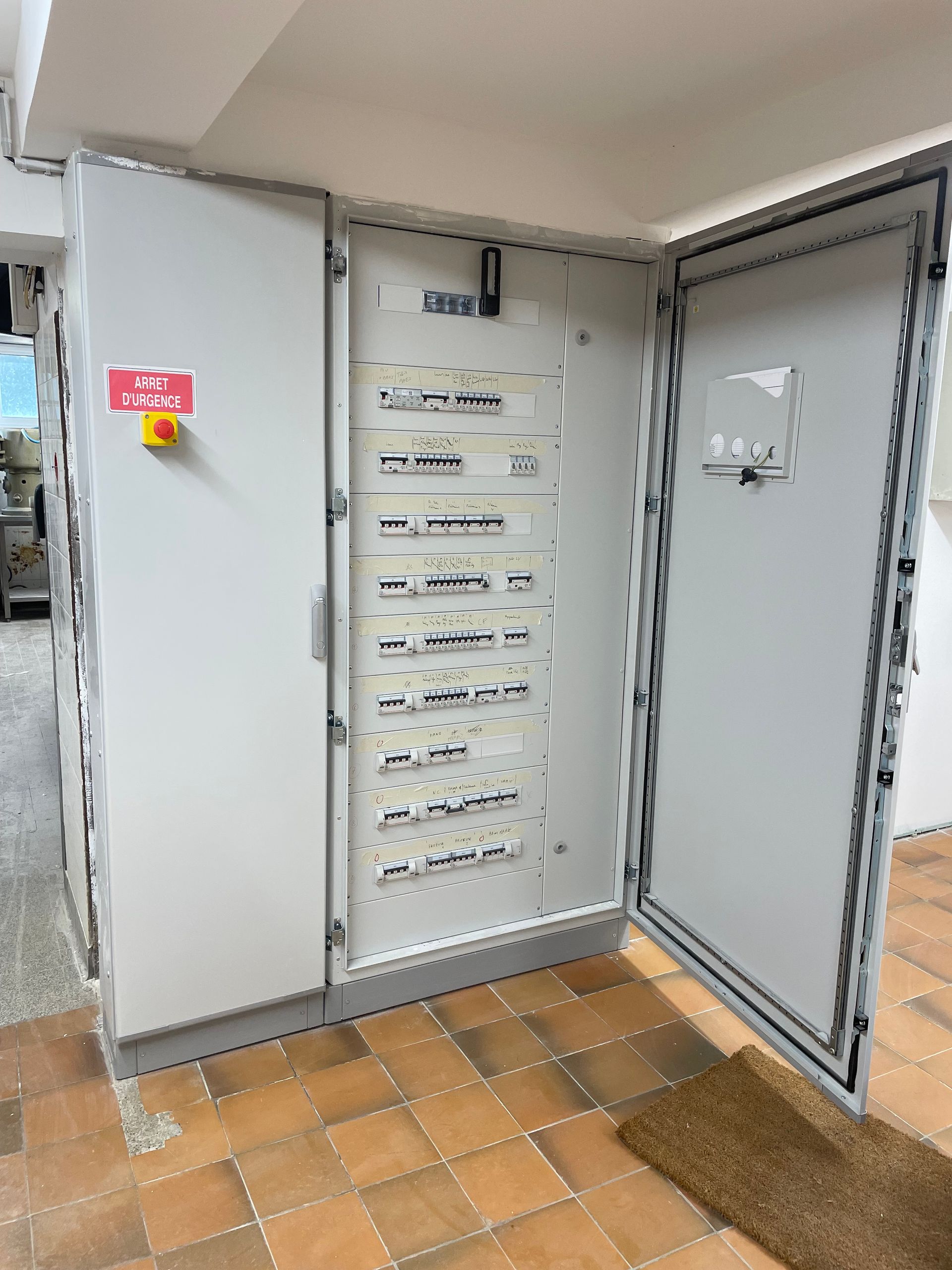 Tableau électrique installé dans un restaurant