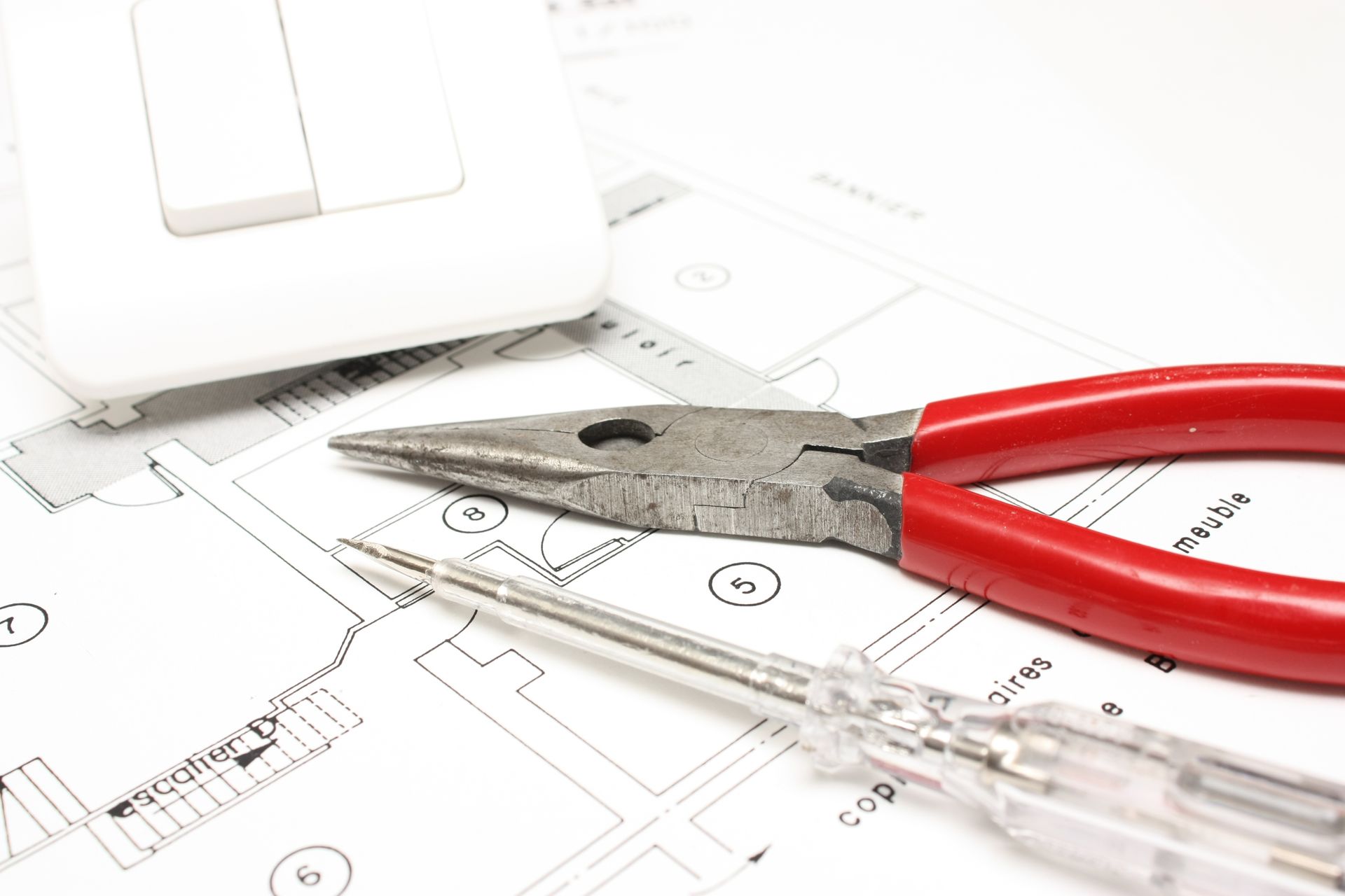 Plan de bâtiment et pince pour travaux