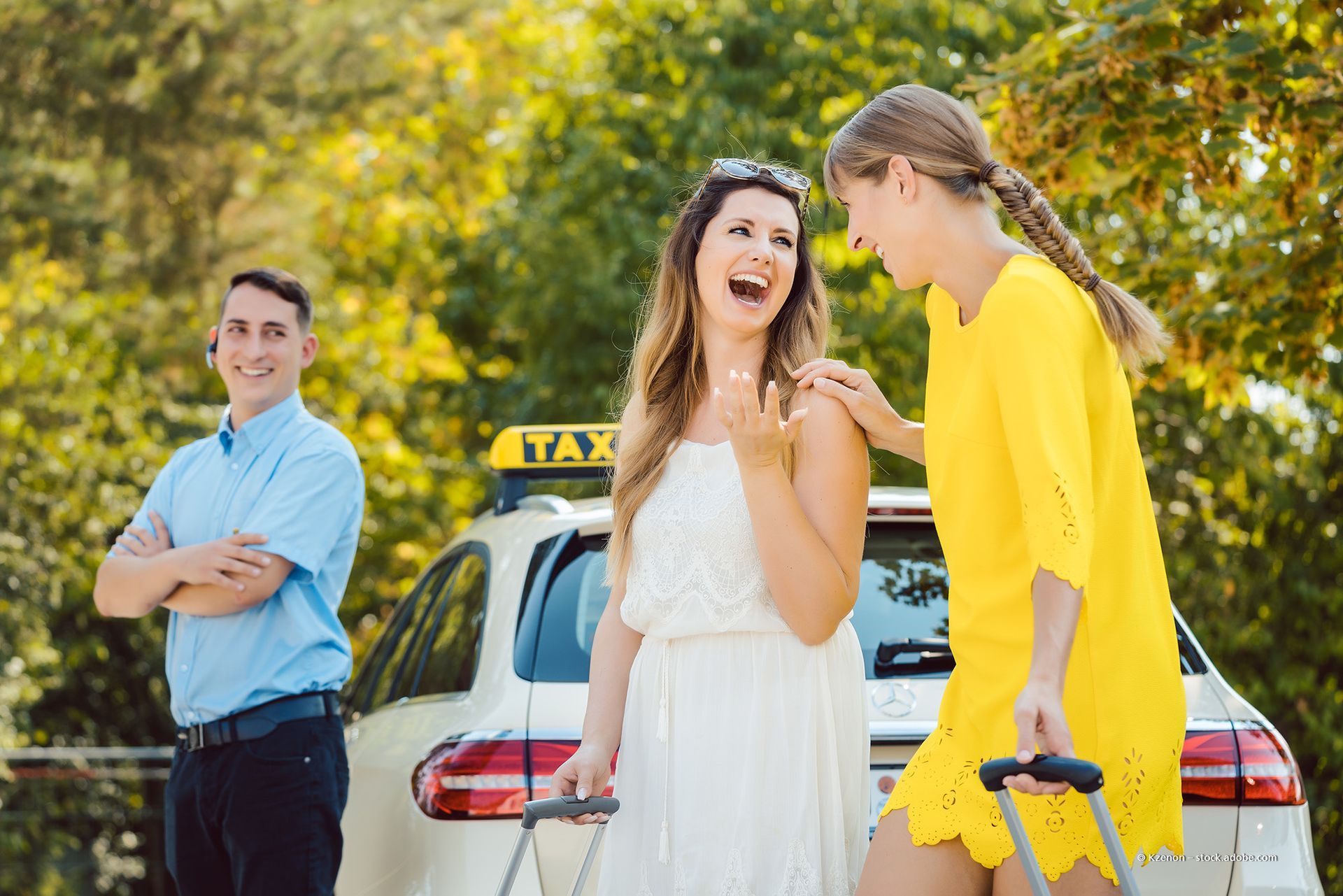 Zusteller in roter Weste, der Pakete hält und einen Briefumschlag überreicht.