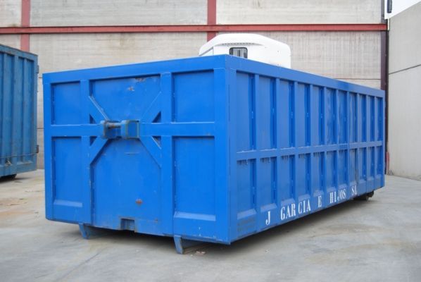 Un contenedor de basura azul con la palabra García en él.