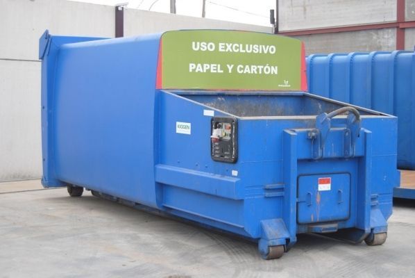 Un contenedor azul con un cartel que dice