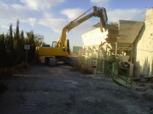 Una excavadora amarilla está trabajando en un sitio de construcción