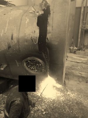 Un hombre está soldando un tubo en una fotografía en blanco y negro.