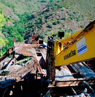 Una excavadora Komatsu amarilla está trabajando en un sitio de construcción.