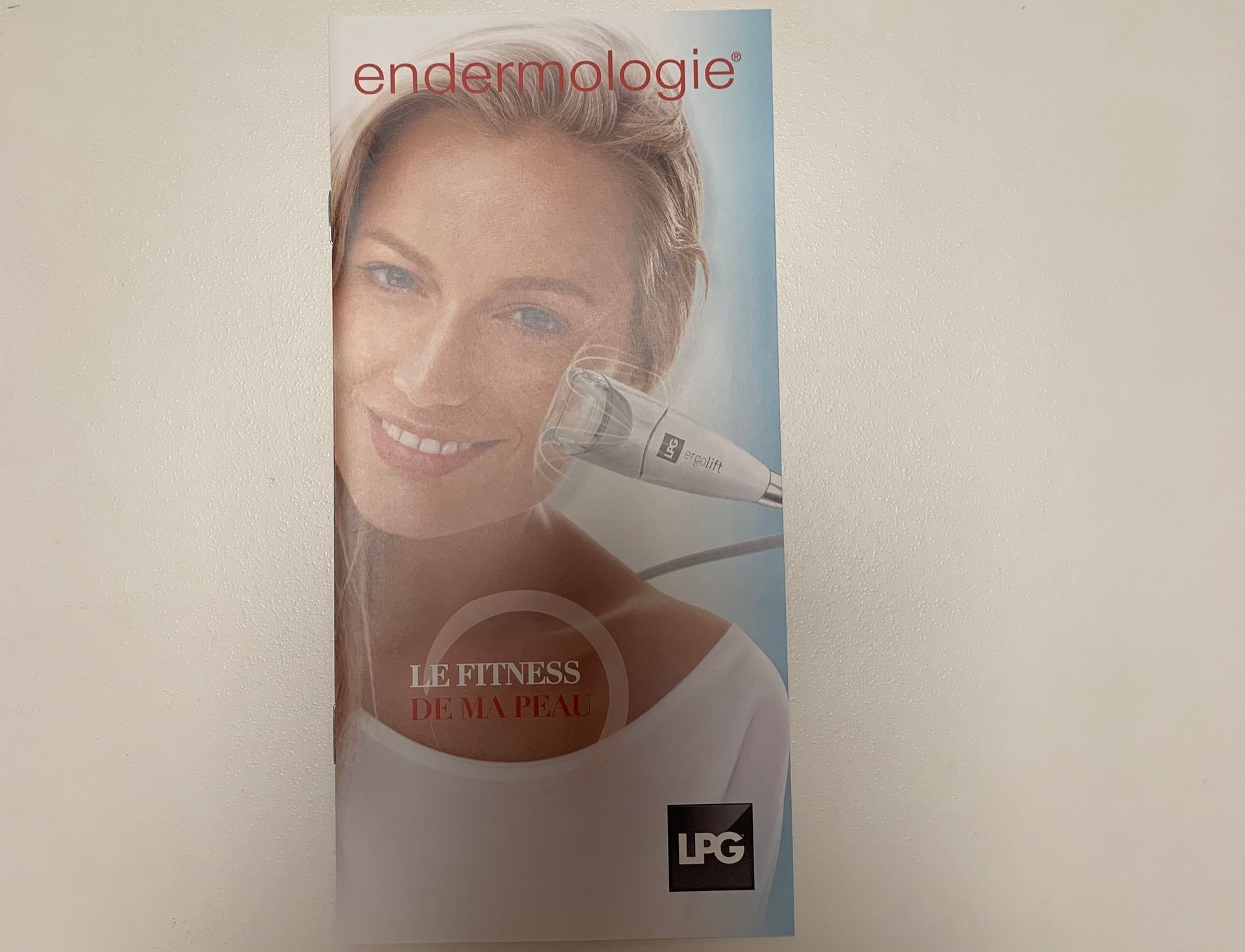 Une femme subit un traitement d'épilation au laser sur ses jambes.