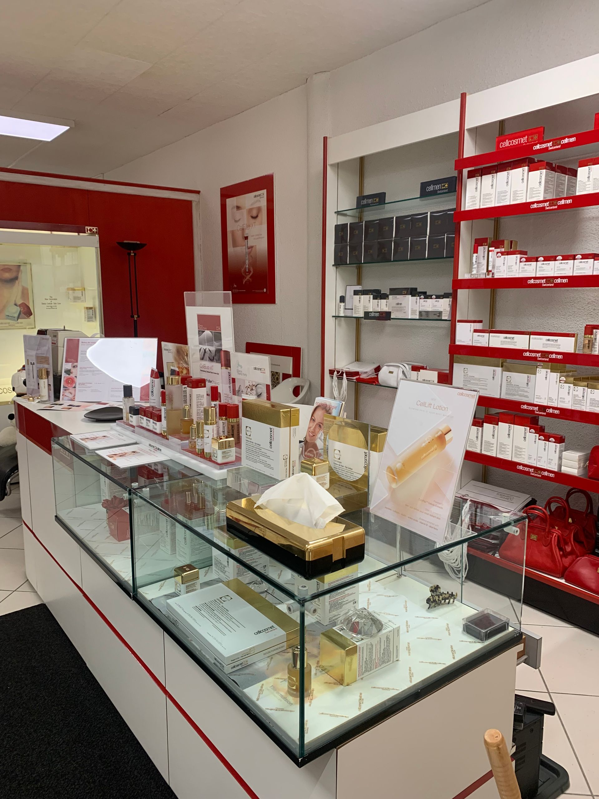 Un groupe de flacons et de tubes cosmétiques sur une table.