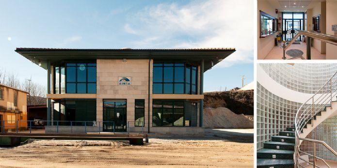 Un edificio grande con muchas ventanas y escaleras.