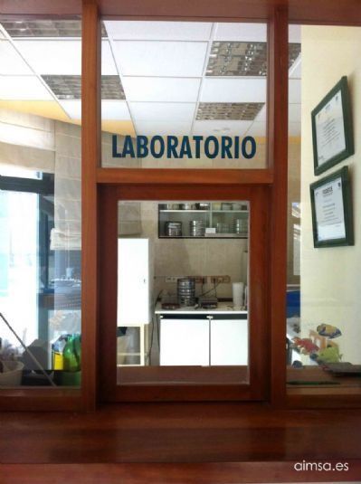 La palabra laboratorio que está en una ventana