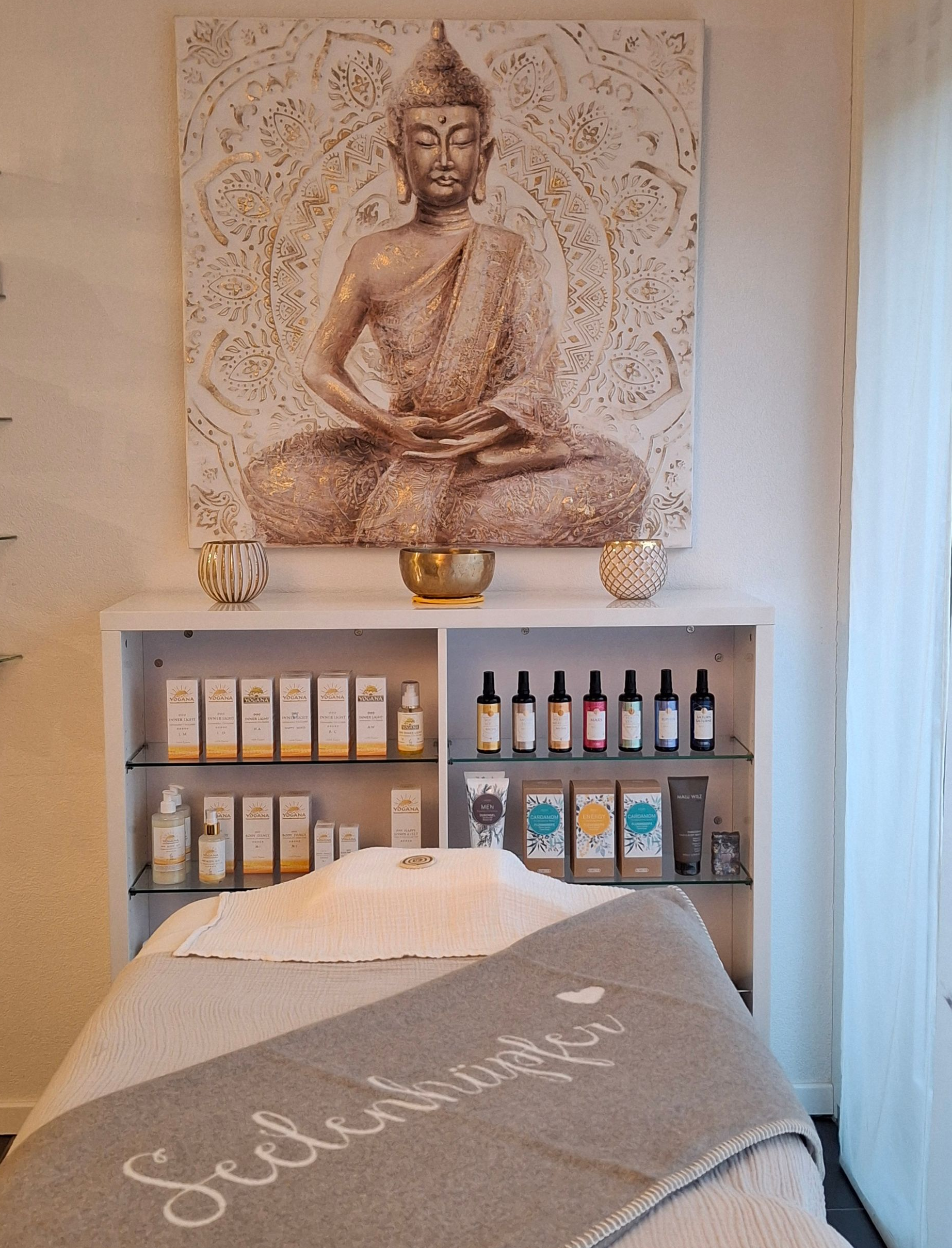 Eine Massageliege in einem Spa mit einem Buch darauf.