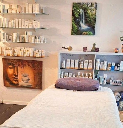 Eine Massageliege in einem Spa mit einem Buch darauf.