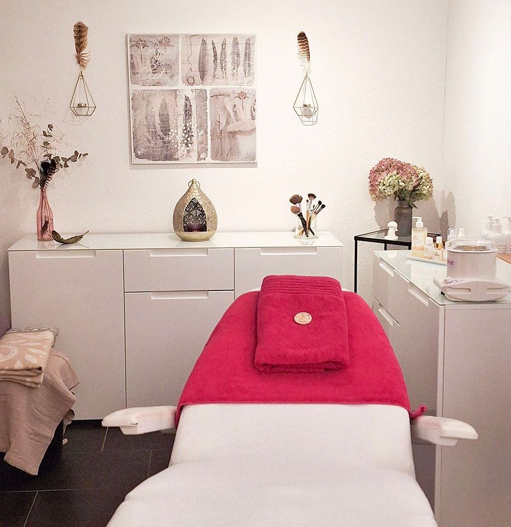 Ein Zimmer mit einem rosa Handtuch auf einem Bett