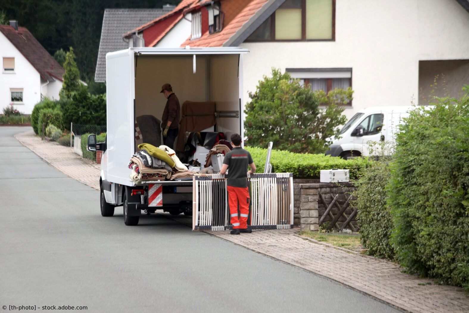 Holzschubladenschrank in einem gemütlichen Vintage-Laden mit Regalen, Tischen und Stühlen im Hintergrund