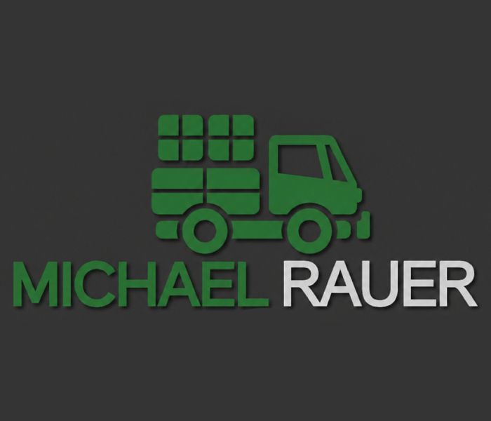 Logo eines grünen Lieferwagens mit gestapelten Kartons und dem Schriftzug „MICHAEL RAUER“ auf dunklem Hintergrund