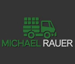 Logo eines grünen Lieferwagens mit gestapelten Kartons und dem Schriftzug „MICHAEL RAUER“ auf dunklem Hintergrund