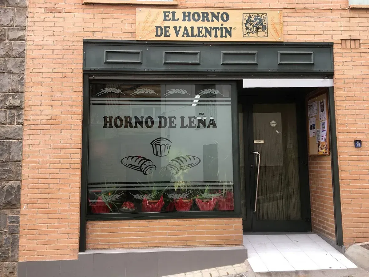 Un edificio de ladrillo con un cartel que dice El Horno de Valentín.