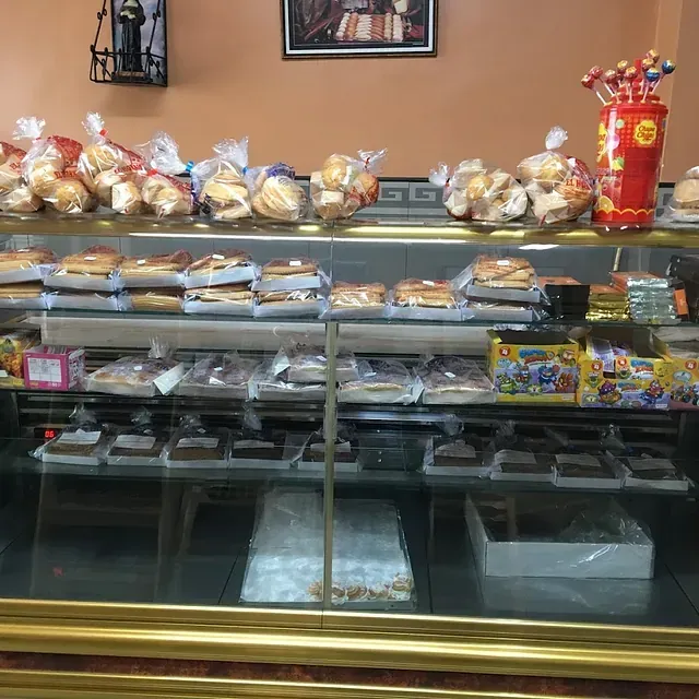 Una vitrina llena de una variedad de panes y pasteles.