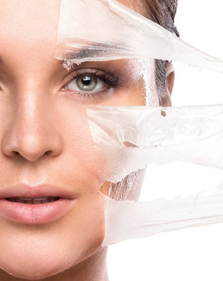 Gros plan sur le visage d'une femme dont l'œil et la joue sont recouverts d'un film plastique translucide qui se décolle.