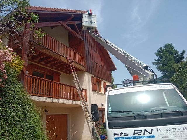 Travaux sur toiture avec nacelle