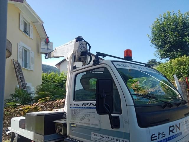 Camion de l'entreprise de maçonnerie