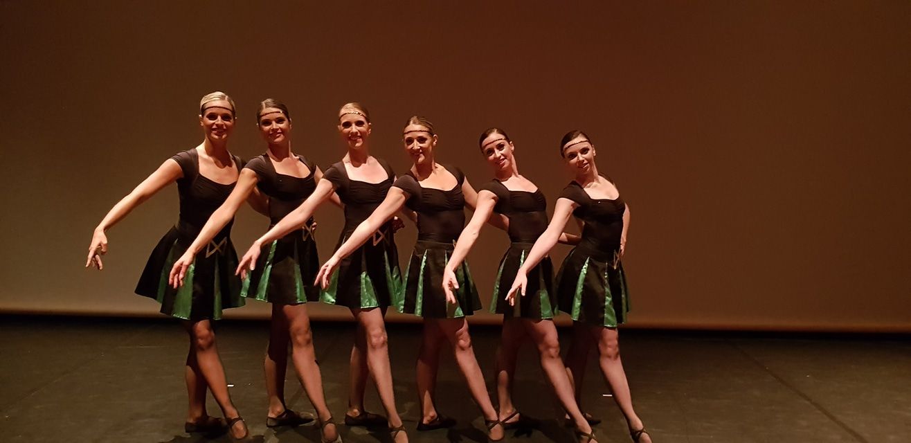 Groupe de femmes en tenue marron