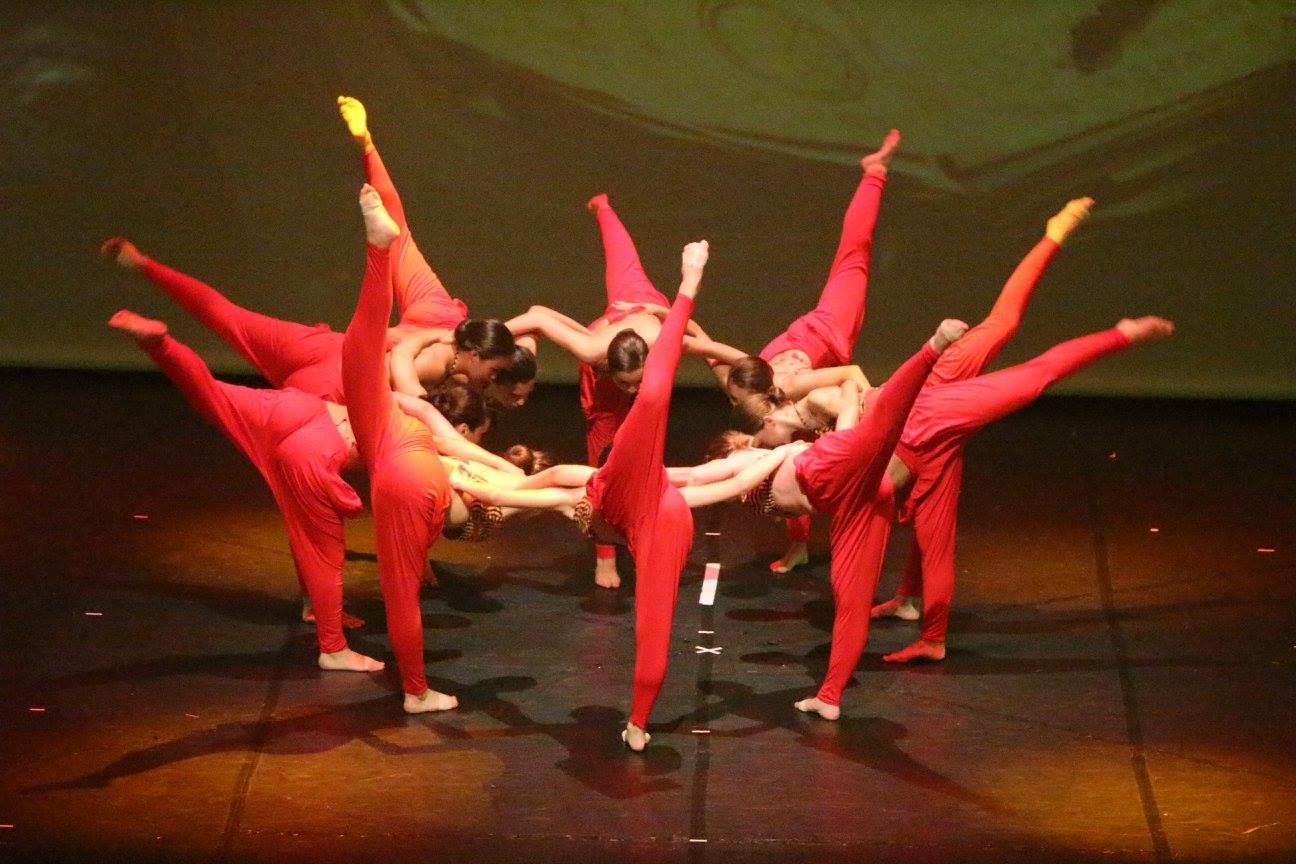 Pas de danse réalisé par des femmes en tenue rouge