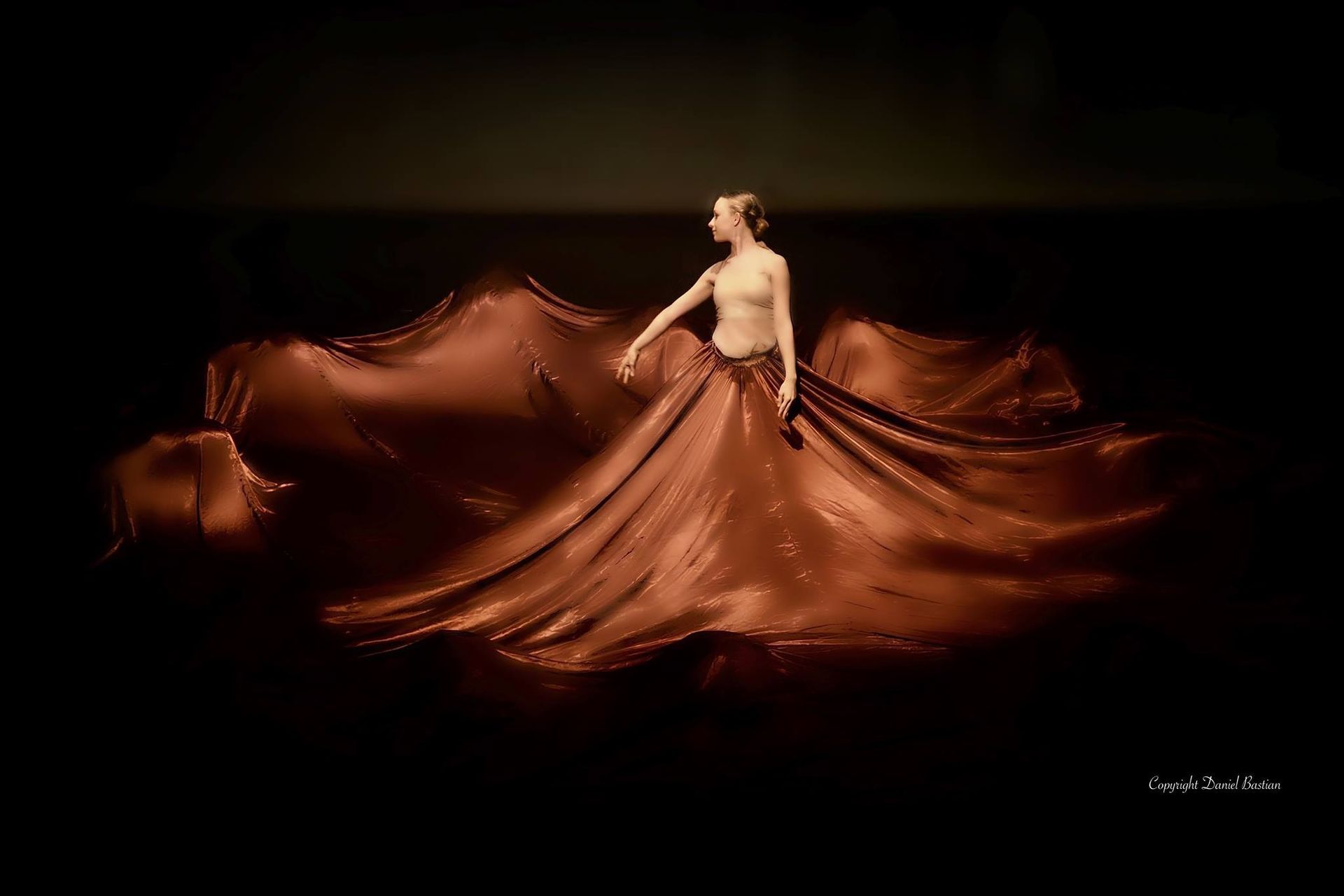 Femme avec grande robe marron