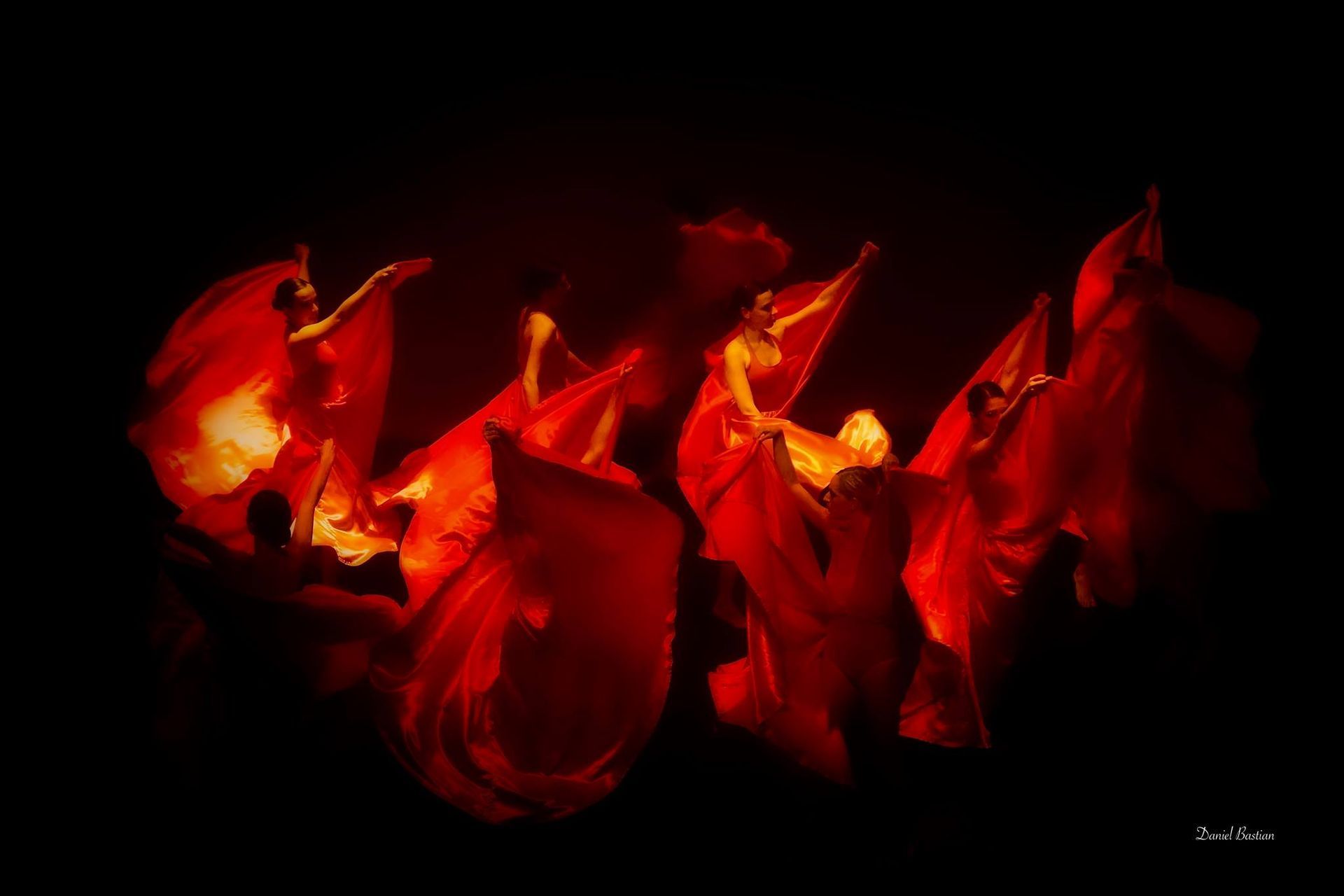 Femmes qui dansent avec des robes rouges