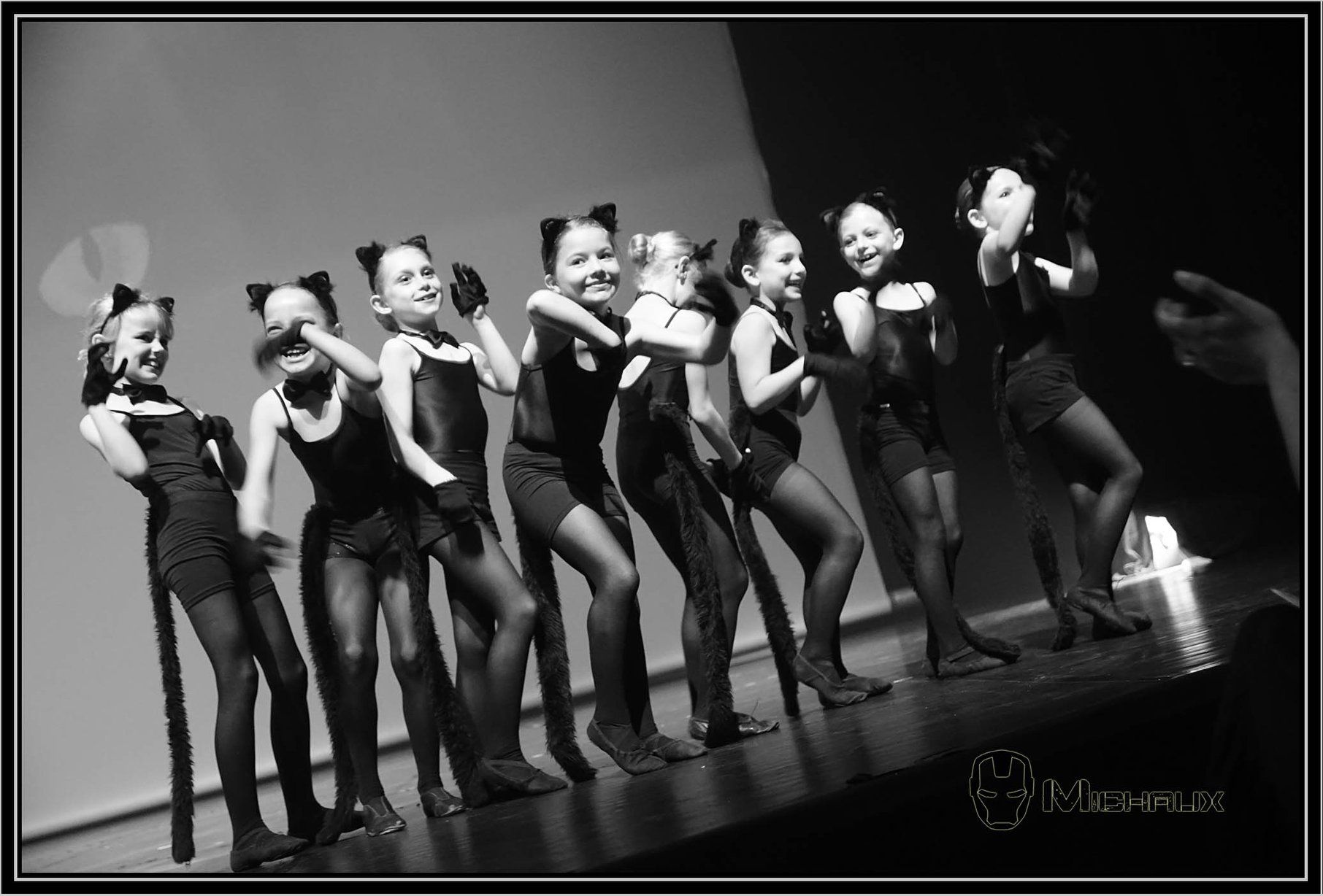 Petites filles déguisées en chat qui dansent