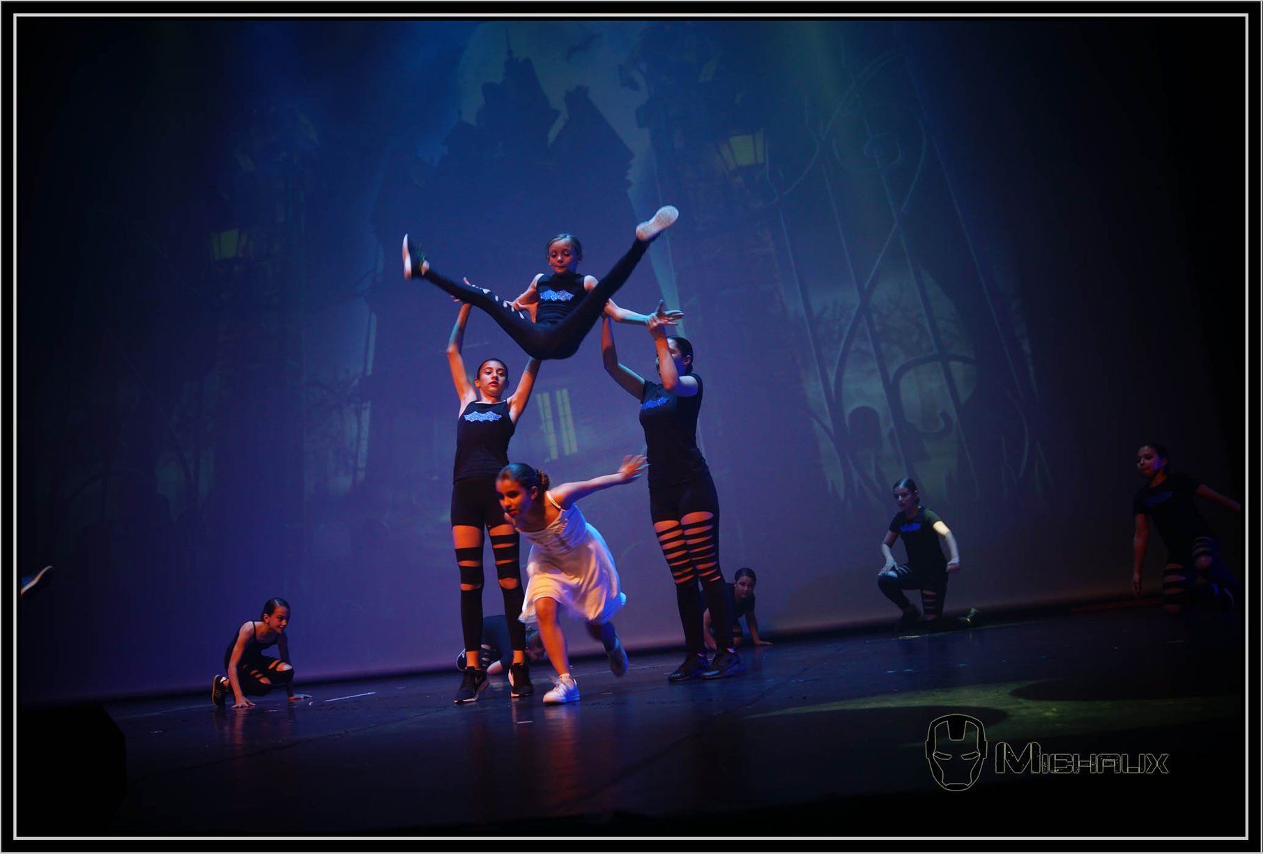 Trois jeune filles qui réalisent un porté