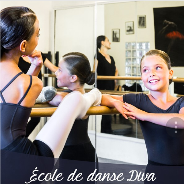 Deux filles qui s'échauffent pour leur entraînement