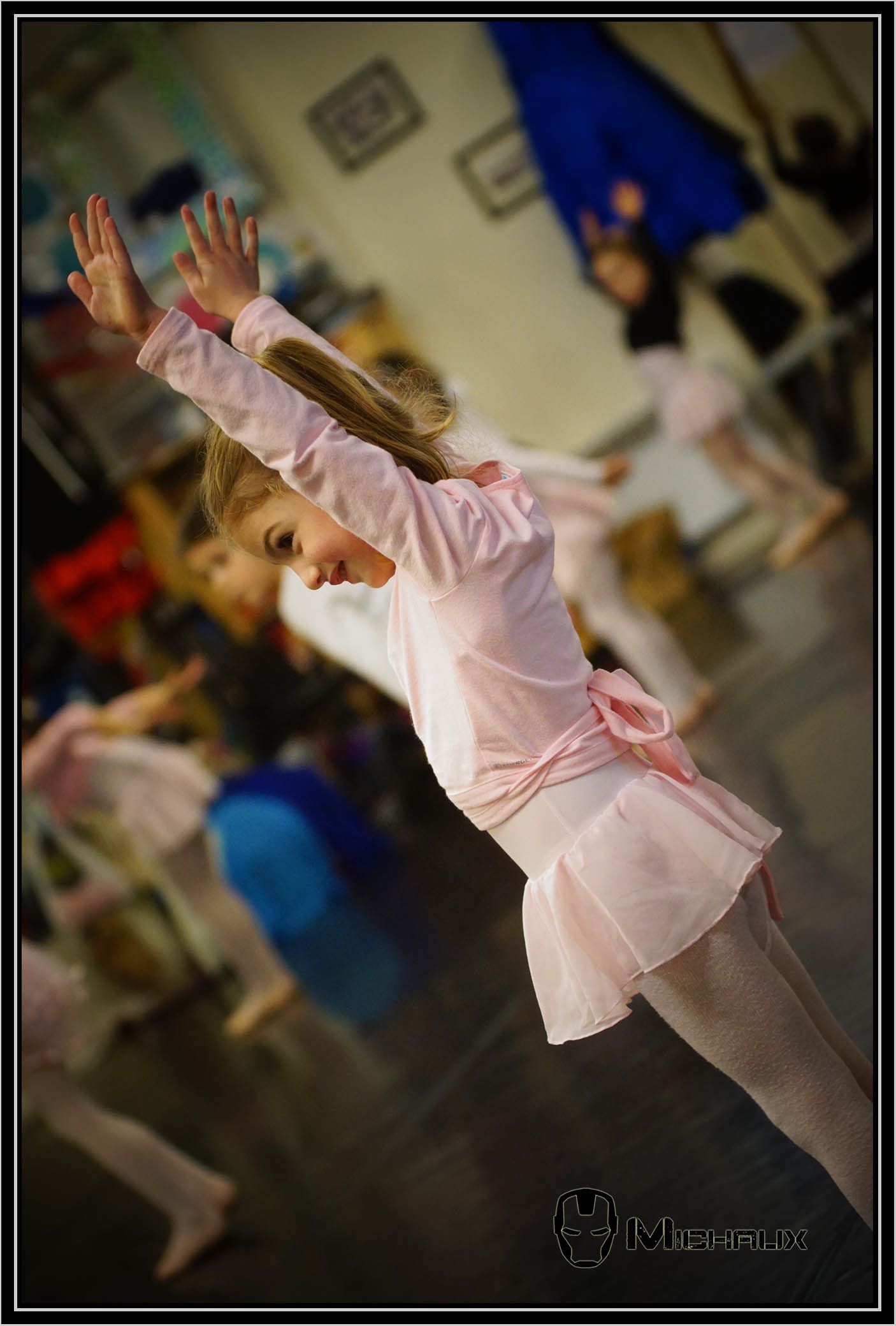 Petite fille en tutu de danse classique rose