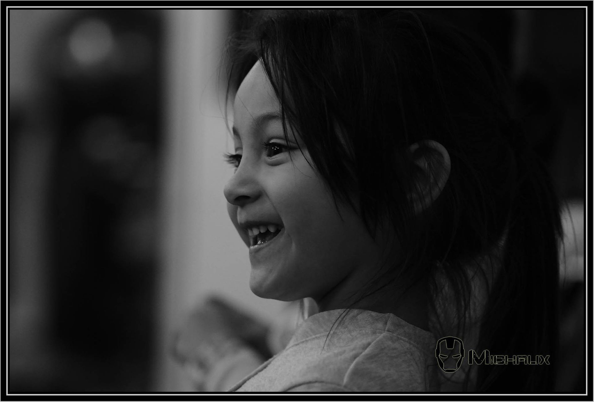 Portrait d'une petite fille en noir et blanc