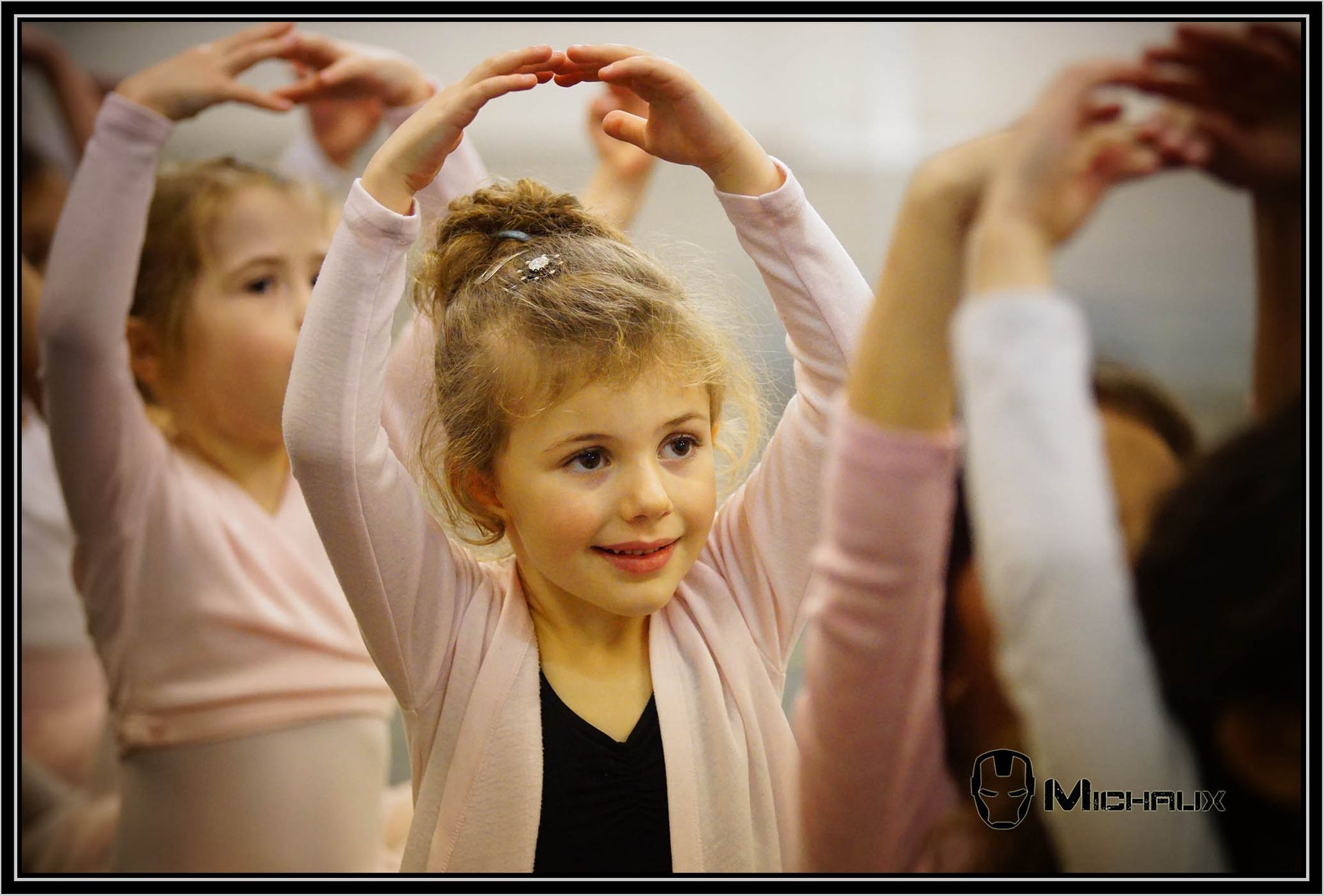 Petite fille qui fait de la danse classique