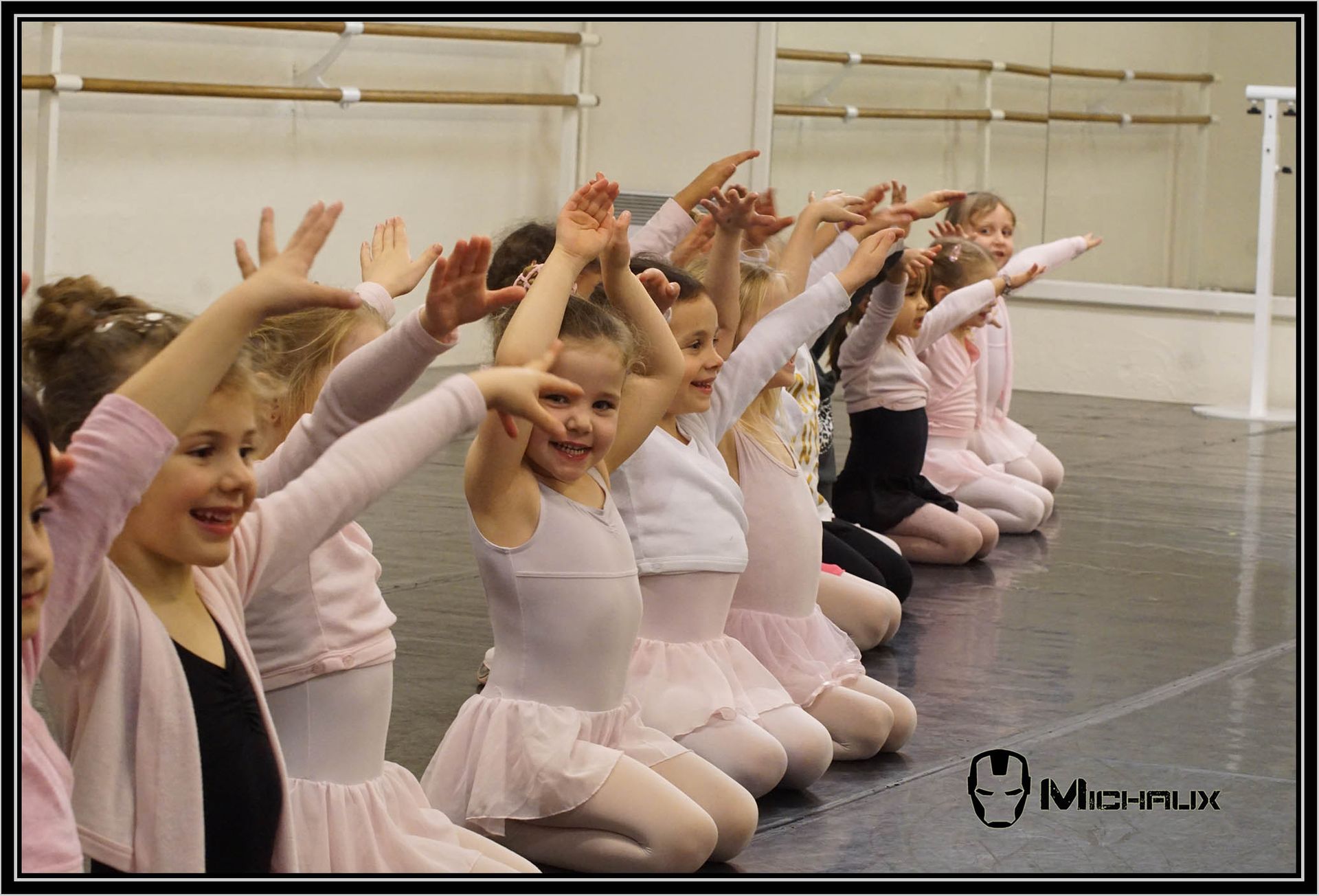 Groupe de petites filles en tenue de danse
