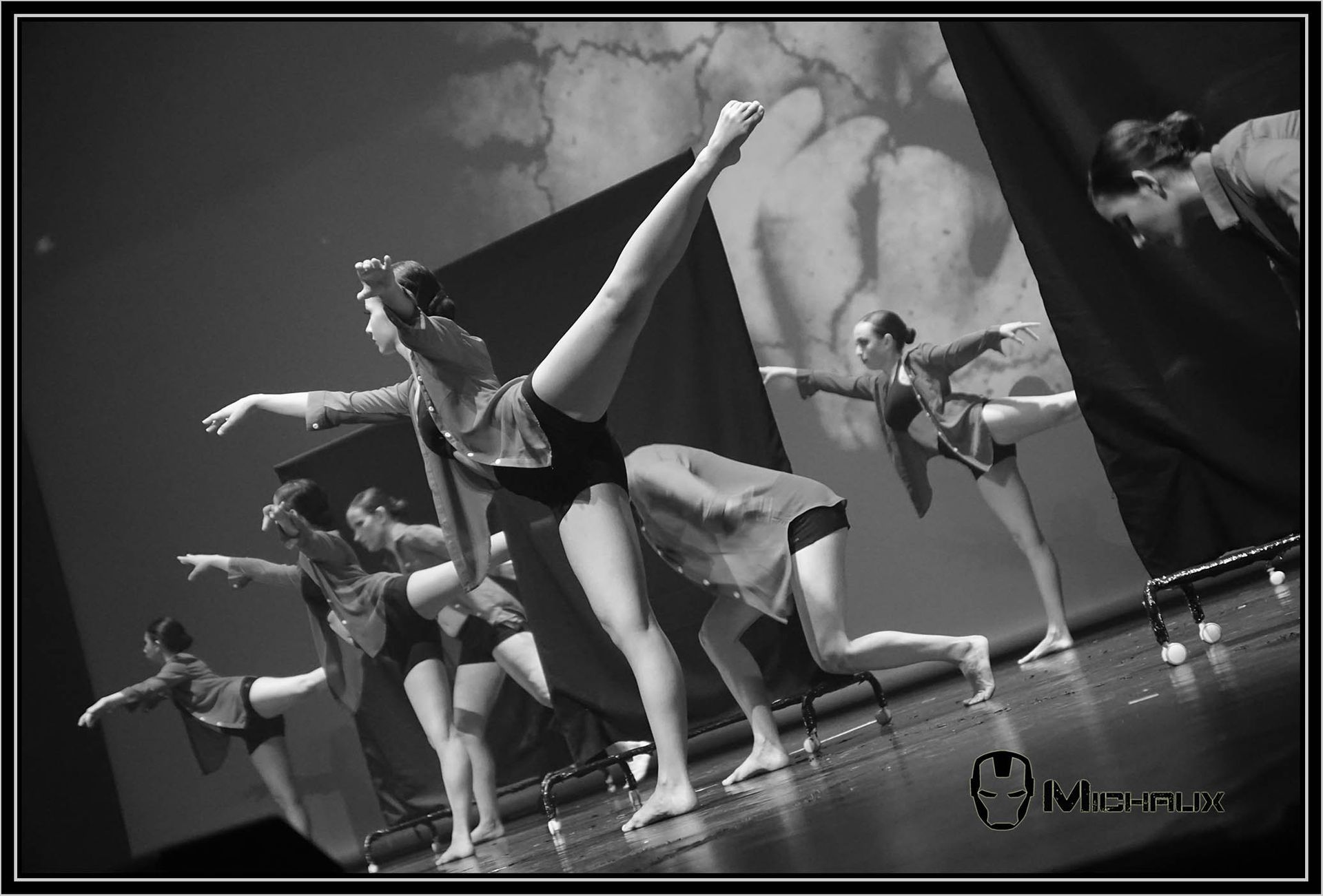 Groupe de jeunes filles qui dansent