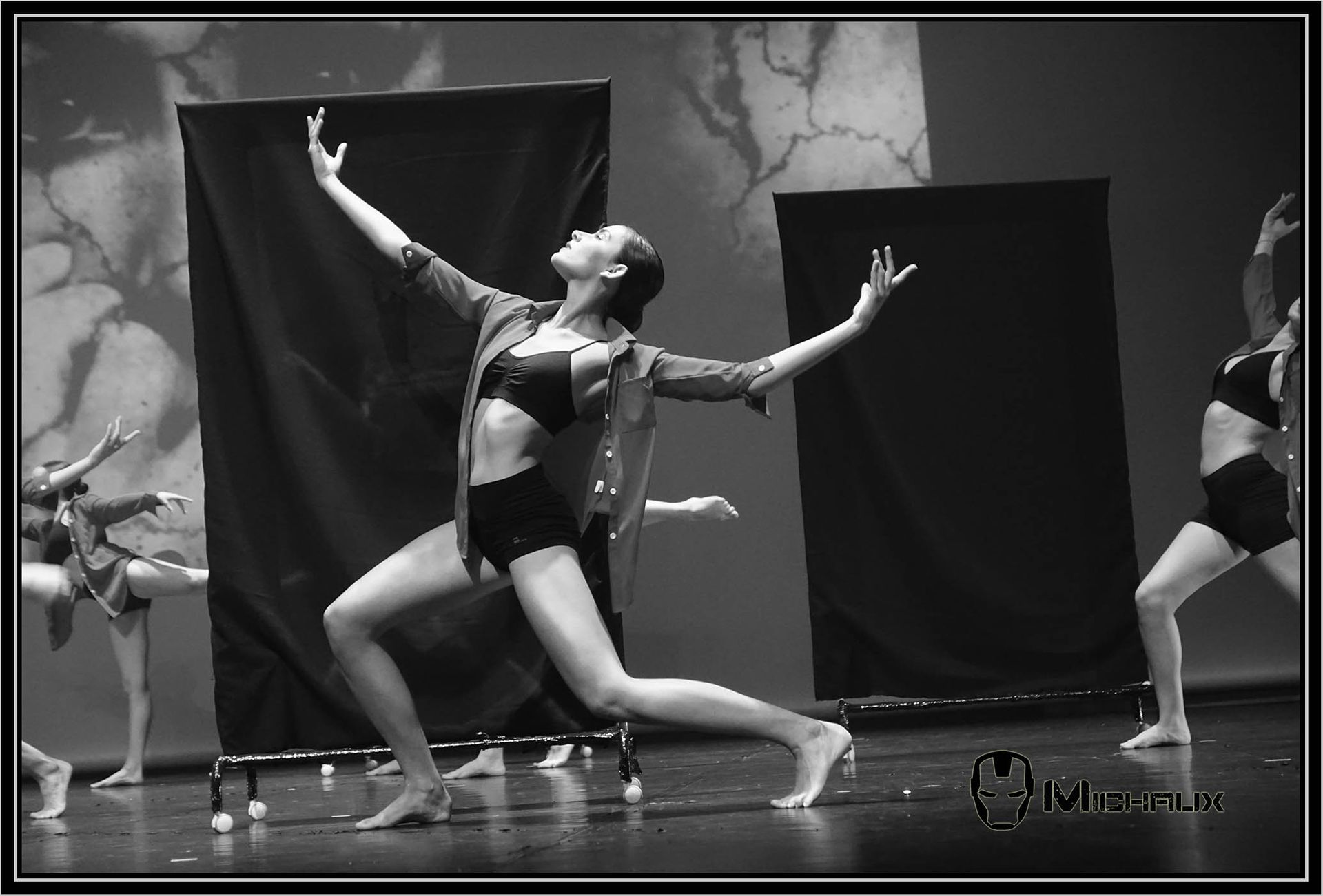 Une jeune fille qui danse