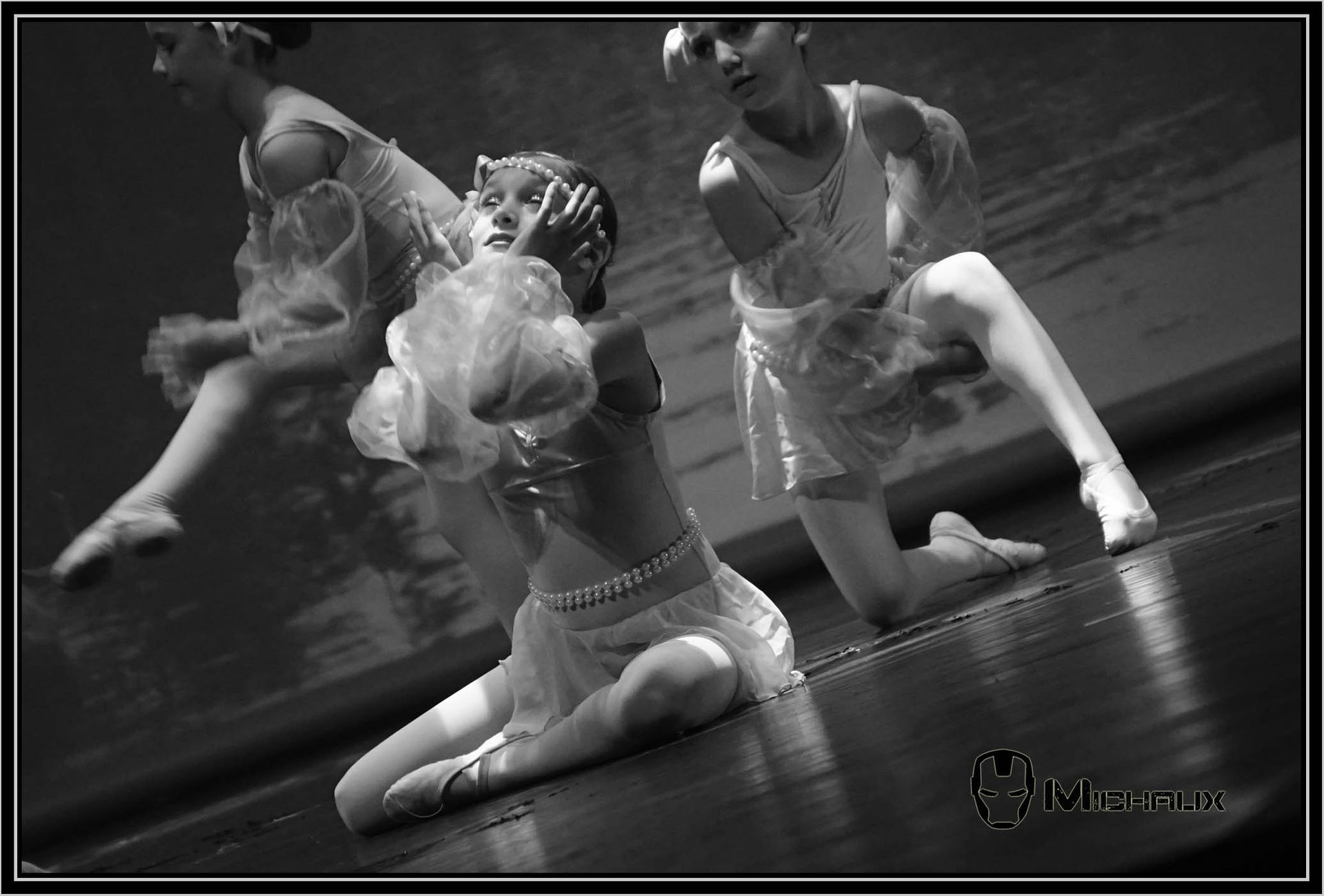 Photo en noir et blanc d'enfants qui dansent