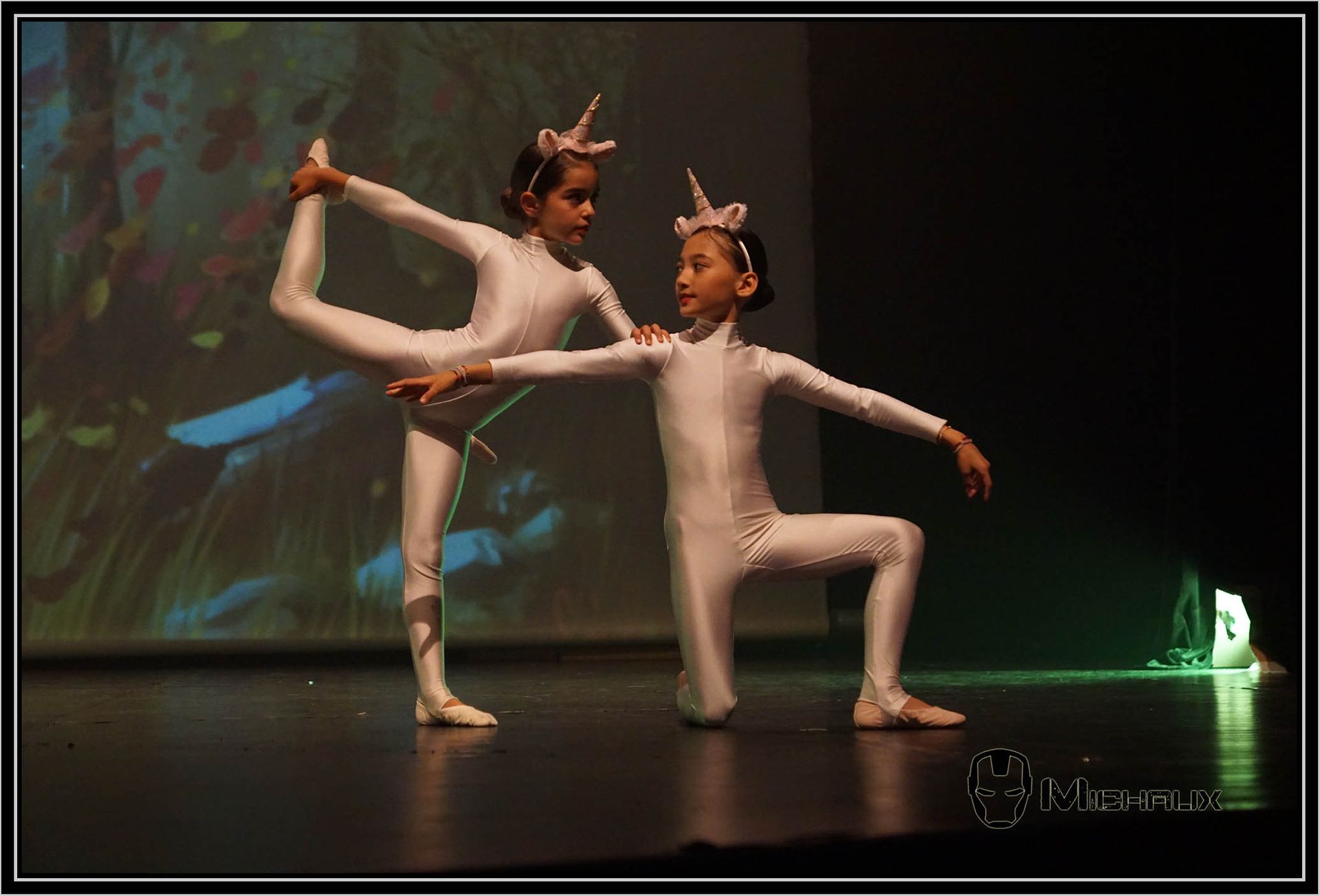 Deux enfants déguisées en licorne qui dansent