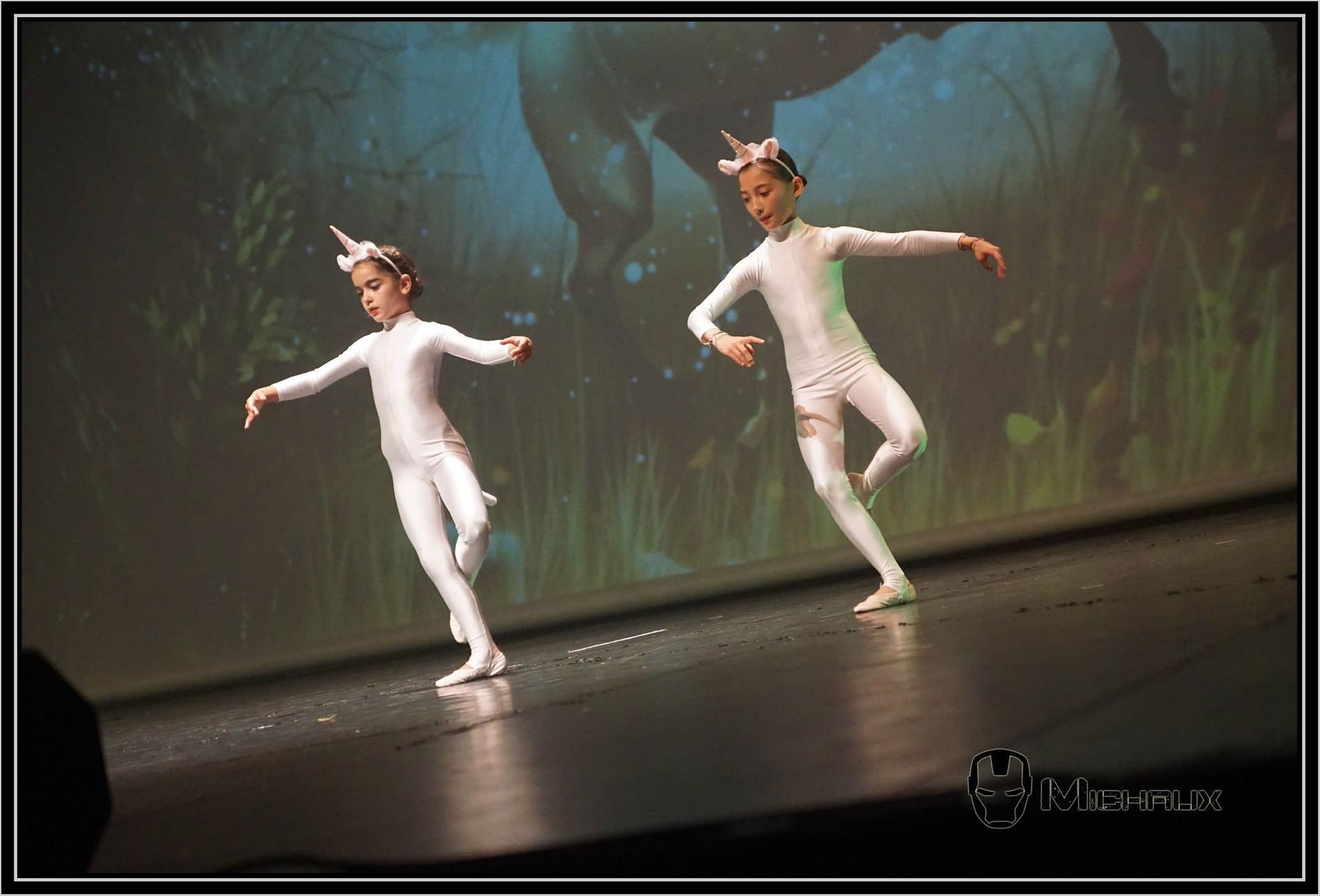 Deux enfants qui dansent