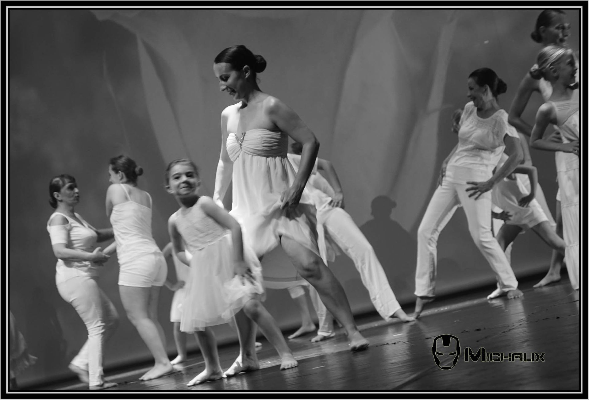 Spectacle d'une femme et d'enfants qui dansent