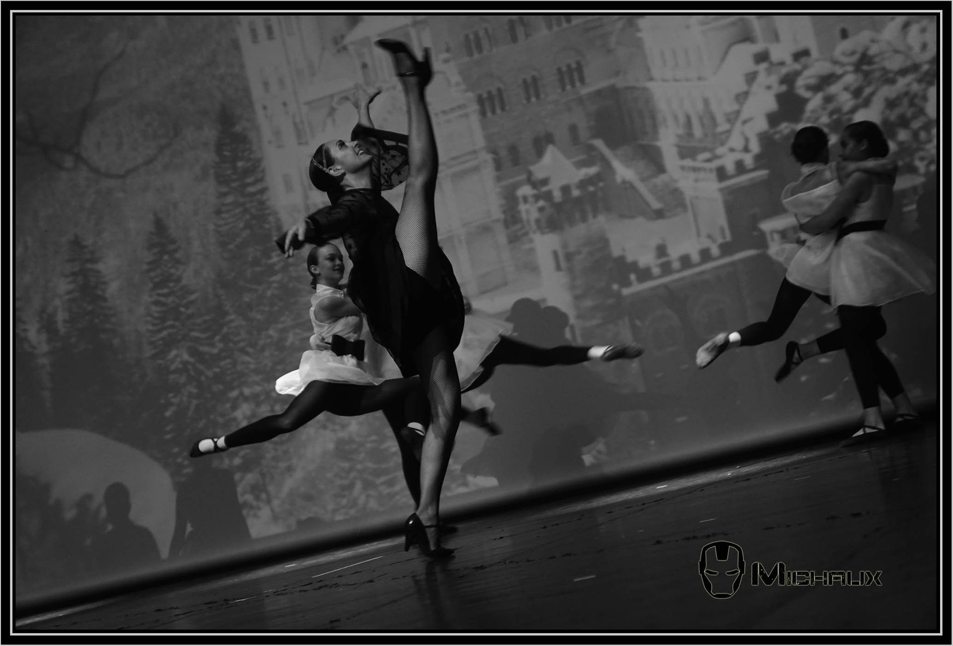 Femme qui lève la jambe