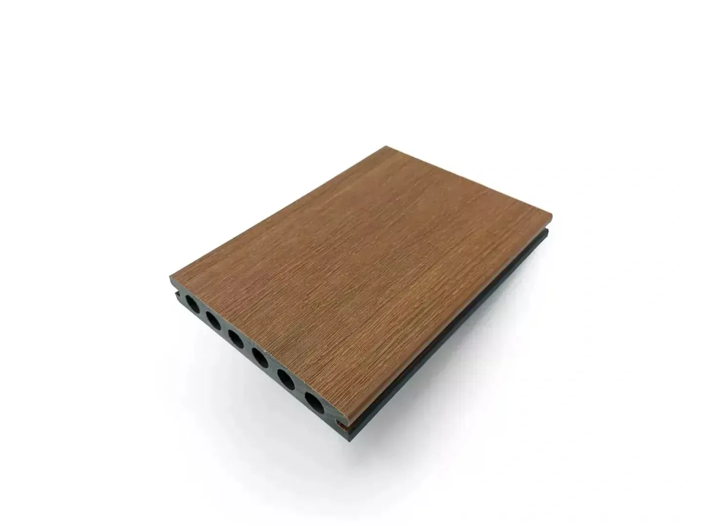 Tarima compuesta con vetas de madera y canales de núcleo hueco, mostrada sobre un fondo blanco.