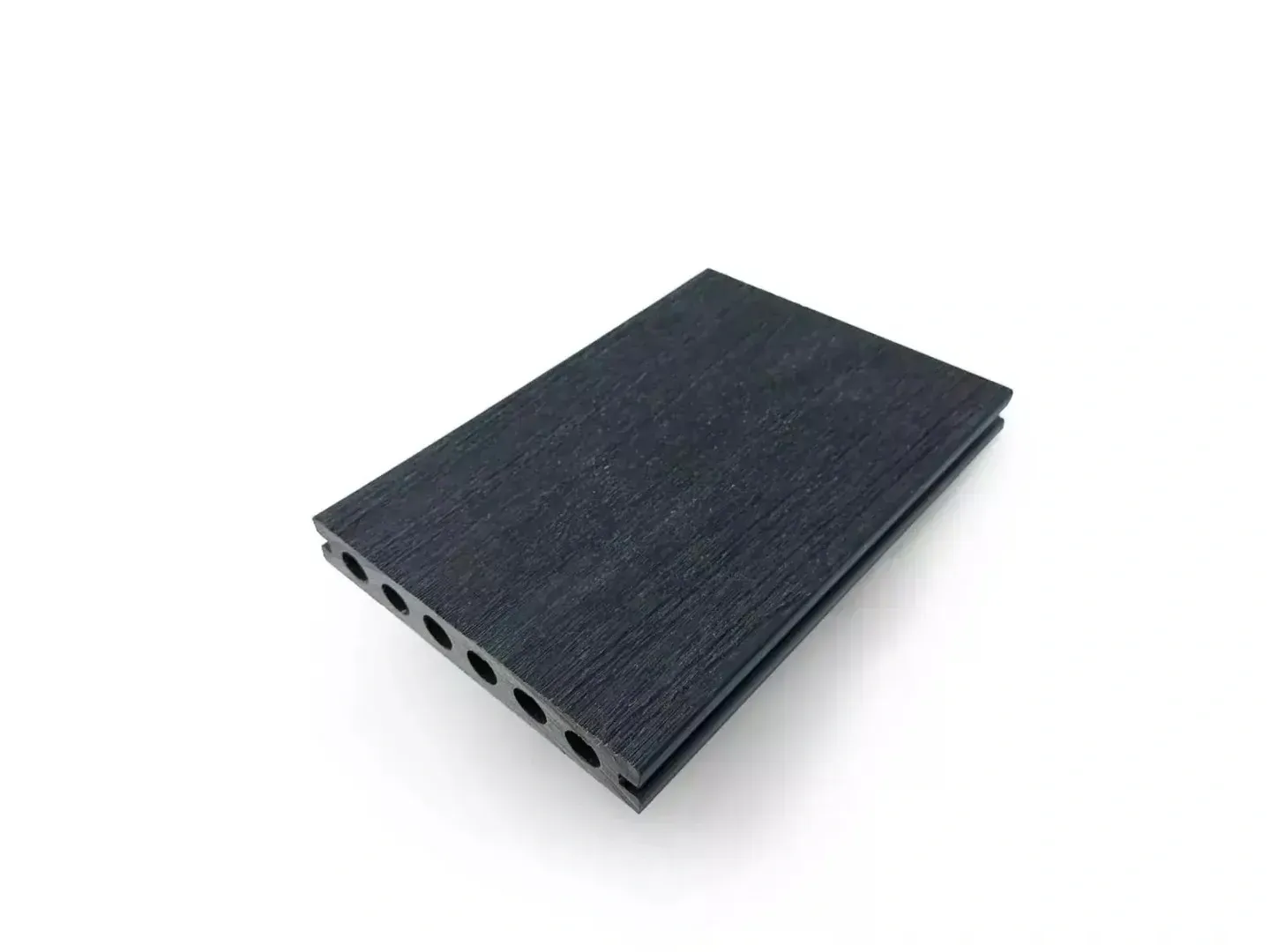 Tabla de tarima compuesta negra con ranuras de núcleo hueco sobre fondo blanco