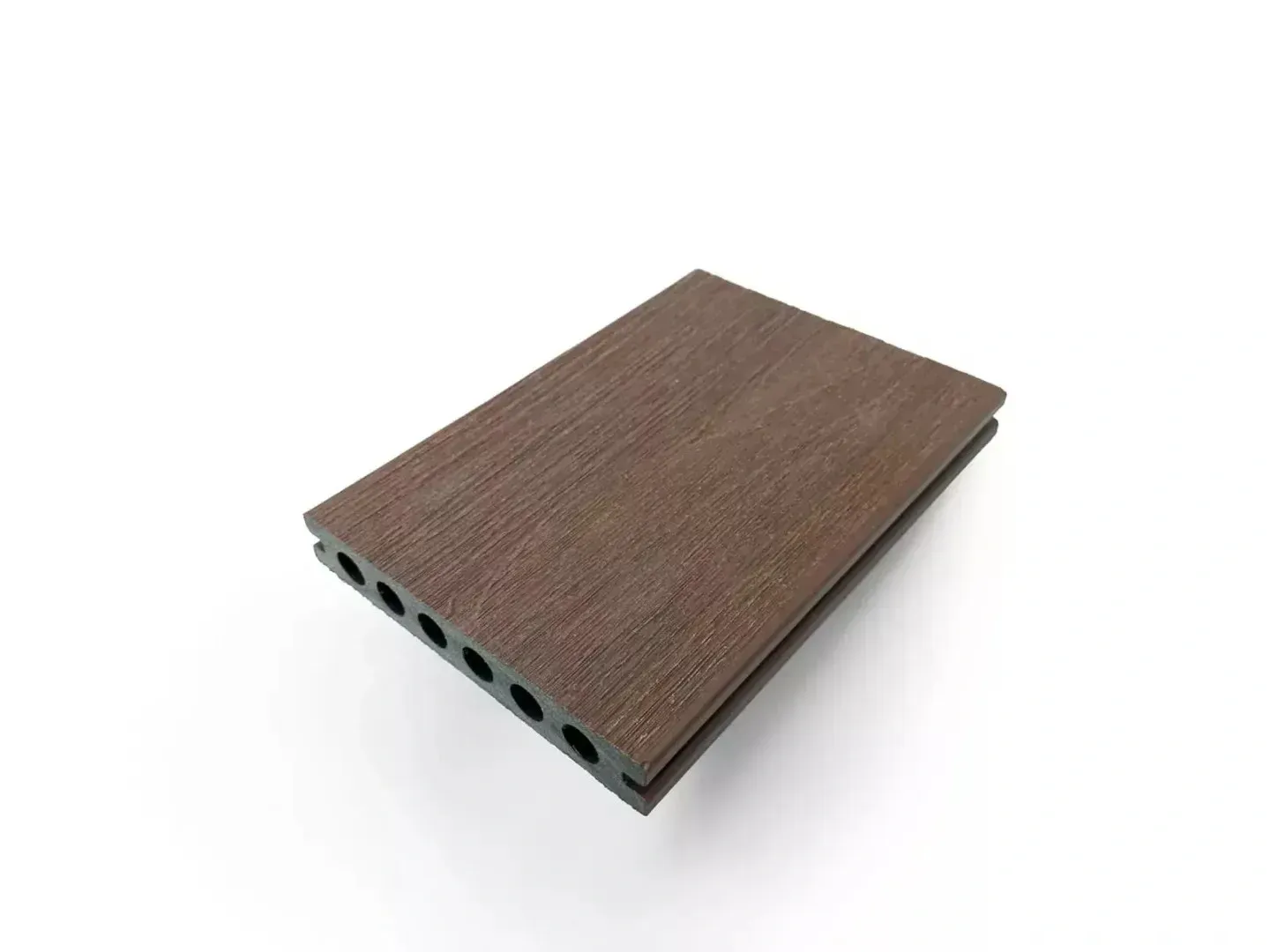 Tabla de cubierta compuesta con vetas de madera marrón y laterales de núcleo hueco, mostrada sobre un fondo blanco.