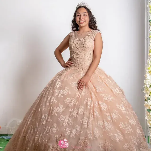 Una mujer lleva un vestido de gala y una corona.