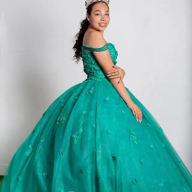 Una mujer con un vestido verde y una corona en la cabeza.