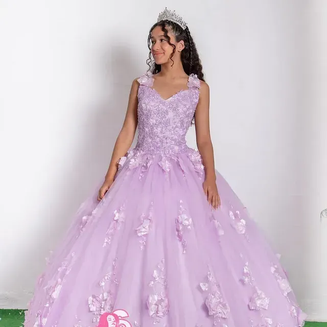 Una mujer lleva un vestido de fiesta morado y una tiara.